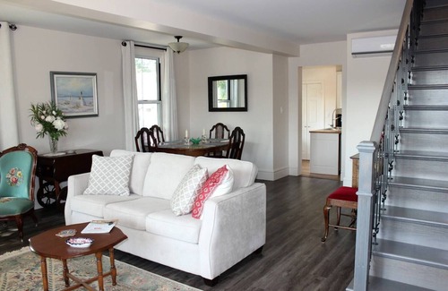 Prince Edward Casa | Franklin's Corner Overlooking Picton Bay