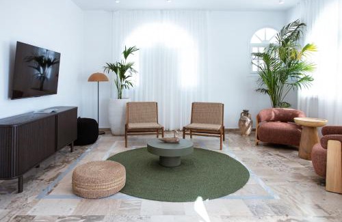 Agios Georgios Hotel | Frati Villas Beachfront