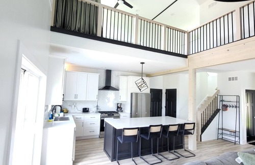 Markesan Casa | Freddie’s Escape: Modern Lakeview Retreat with Family-Friendly Fun