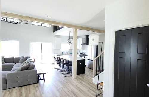 Markesan Casa | Freddie’s Escape: Modern Lakeview Retreat with Family-Friendly Fun