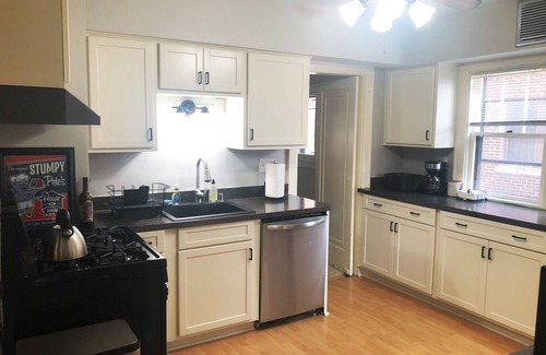 Downer Woods Casa | Frederick House: Clean, Spacious East Side Lower Flat