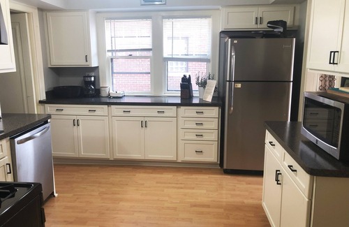 Downer Woods Casa | Frederick House: Clean, Spacious East Side Lower Flat