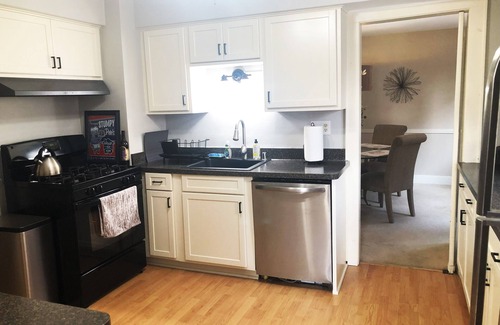 Downer Woods Casa | Frederick House: Clean, Spacious East Side Lower Flat