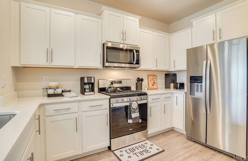 Frederick Apartamento | Frederick Townhome w/ Balcony, Close to Parks!