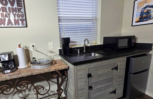 Fredericksburg Apartamento | Fredericksburg Stay w/ Patio, Fire Pit & Hot tub