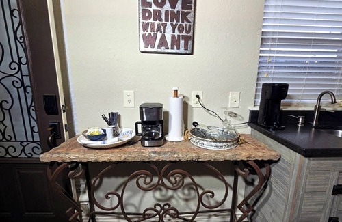 Fredericksburg Apartamento | Fredericksburg Stay w/ Patio, Fire Pit & Hot tub