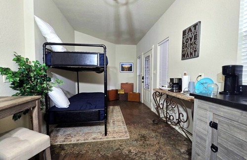 Fredericksburg Apartamento | Fredericksburg Stay w/ Patio, Fire Pit & Hot tub