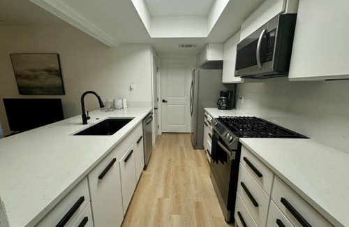 East Oak Hill Casa | Free $100 I 4 King BD I 4 Priv Bath I Duplex I Pet
