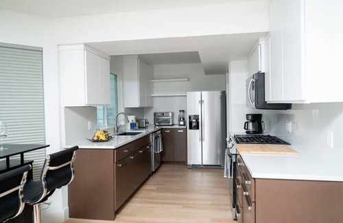 East Oak Hill Casa | Free $100 I 4 King BD I 4 Priv Bath I Duplex I Pet