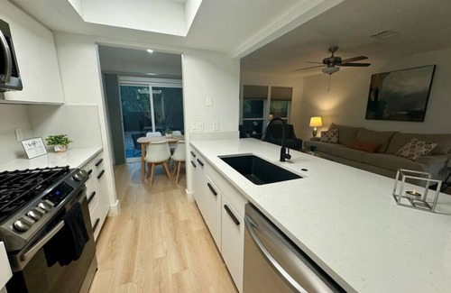 East Oak Hill Casa | Free $100 I 4 King BD I 4 Priv Bath I Duplex I Pet
