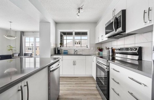 Airdrie Casa | 4 BR House » AC » Garage Parking » Family Friendly