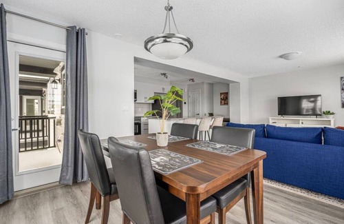Airdrie Casa | 4 BR House » AC » Garage Parking » Family Friendly