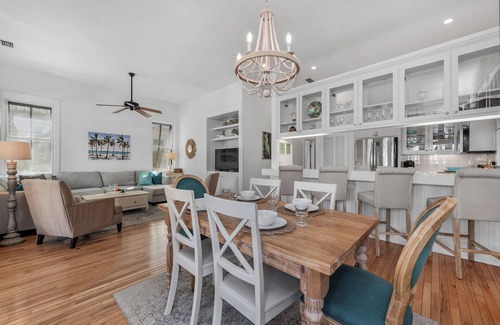 Emerald Waters Village Casa | *Free Beach Service * Pool * Cottage*