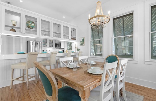 Emerald Waters Village Casa | *Free Beach Service * Pool * Cottage*