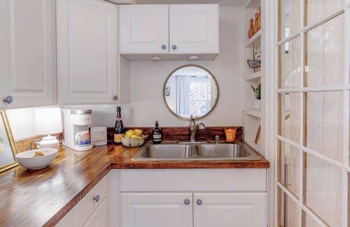 Thunderbolt Cabaña | FREE Bikes & Stroll to Marina: Captain's Quarters Couples Retreat, 5 Min to Savn