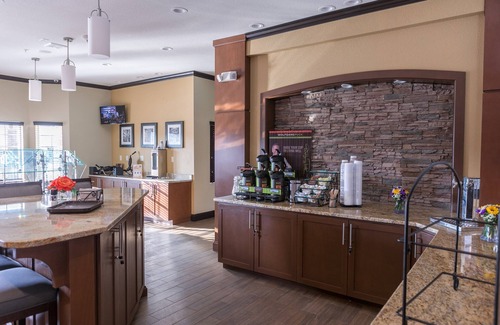 McNeil Apartamento | Free Breakfast + 24 Hour Business Center + Outdoor Pool | Perfect for Business Travelers!
