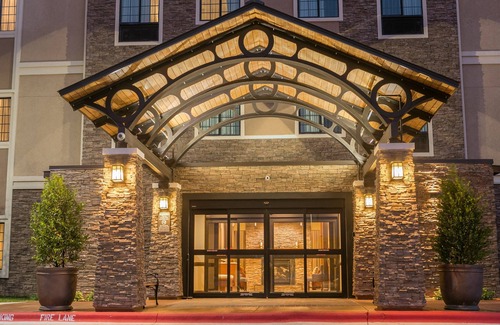 McNeil Apartamento | Free Breakfast + 24 Hour Business Center + Outdoor Pool | Perfect for Business Travelers!