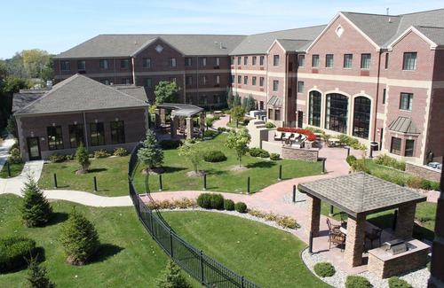 Indianapolis Apartamento | Audiencia Accesible Studio | Desayuno gratis, acceso a la piscina + centro de negocios en el lugar