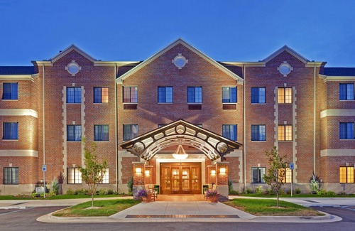 Indianapolis Apartamento | Audiencia Accesible Studio | Desayuno gratis, acceso a la piscina + centro de negocios en el lugar