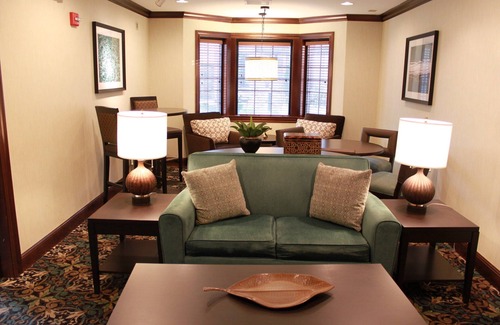 Indianapolis Apartamento | Audiencia Accesible Studio | Desayuno gratis, acceso a la piscina + centro de negocios en el lugar