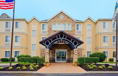 Cranbury Condominio | Desayuno buffet gratis. Piscina al aire libre. Gimnasio. A solo 20 minutos de Princeton.