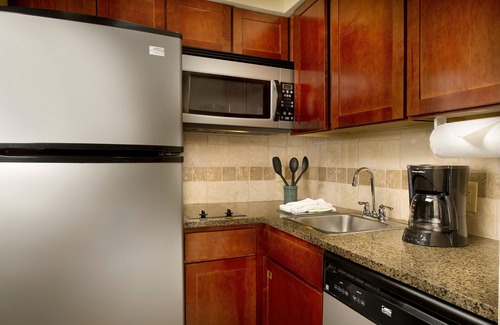 Linthicum Heights Condominio | Desayuno gratis + piscina al aire libre + bañera de hidromasaje | Cerca del aeropuerto BWI