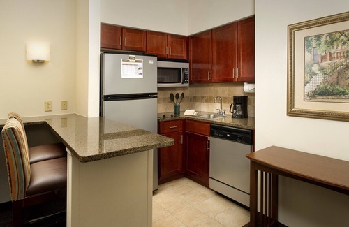 Linthicum Heights Condominio | Desayuno gratis + piscina al aire libre + bañera de hidromasaje | Cerca del aeropuerto BWI