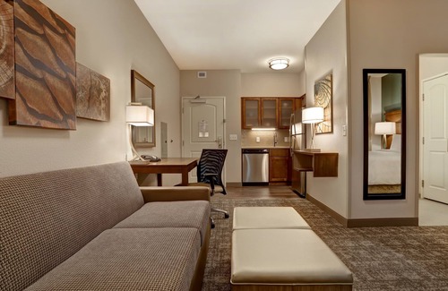Overland Park Apartamento | Desayuno gratis. Piscina. Barbacoa compartida. Gimnasio. ¡Cerca del centro de convenciones de Overland Park!