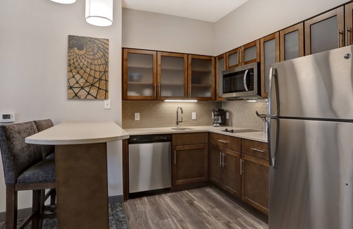 Overland Park Condominio | Desayuno gratis. Piscina. Barbacoa compartida. Gimnasio. ¡Cerca del centro de convenciones de Overland Park!