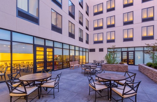Fremont Apartamento | ¡Suite accesible para personas con discapacidad auditiva cerca del centro de la ciudad con traslado, desayuno y acceso a la piscina GRATIS!