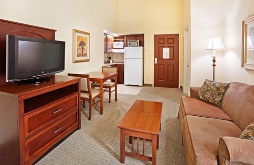 Oak Ridge Condominio | Desayuno gratis. Piscina y gimnasio. ¡Cerca del arboreto de la Universidad de Tennessee!