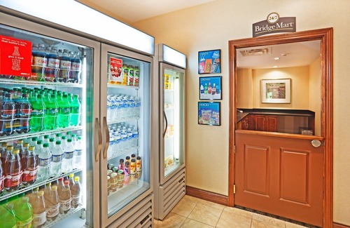 Oak Ridge Condominio | Desayuno gratis. Piscina y gimnasio. ¡Cerca del arboreto de la Universidad de Tennessee!