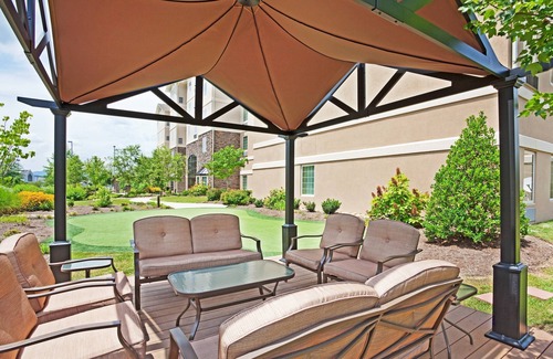 Oak Ridge Condominio | Desayuno gratis. Piscina y gimnasio. ¡Cerca del arboreto de la Universidad de Tennessee!