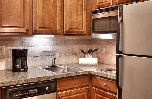 West Omaha Apartamento | Free Breakfast. Pool. Great for Business Travelers!