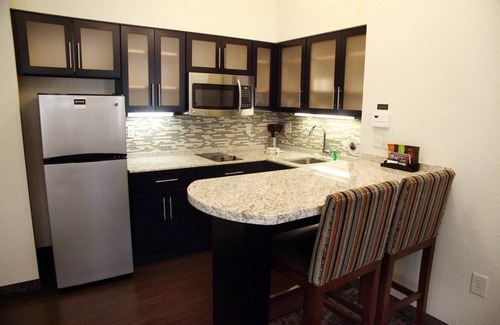 Minot Apartamento | Desayuno gratis. Piscina y jacuzzi. Gimnasio. ¡Ideal para viajeros de negocios!
