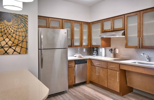 Lehi Condominio | Free Breakfast. Pool & Hot Tub. Gym. Great for Business Travelers!