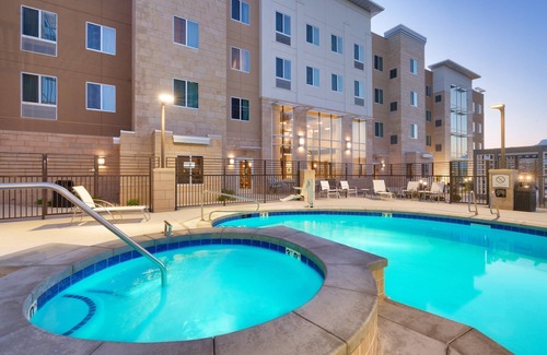 Lehi Condominio | Free Breakfast. Pool & Hot Tub. Gym. Near Traverse Mountain Shopping Center!
