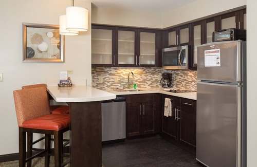 Corona Apartamento | Free Breakfast. Pool & Hot Tub. Gym. Close to Amazon!