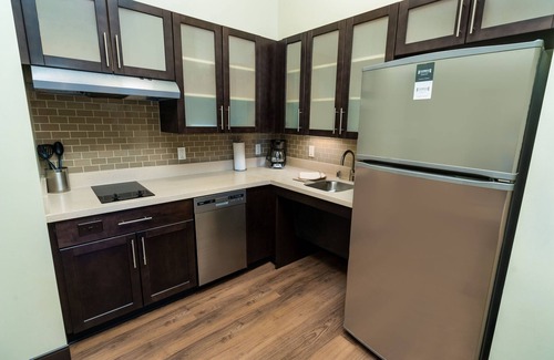 Newark Condominio | Desayuno gratis. Piscina. Barbacoa compartida. Suite King. ¡30 minutos al zoológico de Oakland!