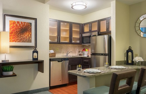 Concordville Condominio | Free Breakfast. Seasonal Outdoor Pool. Gym. Great for Business Travelers!