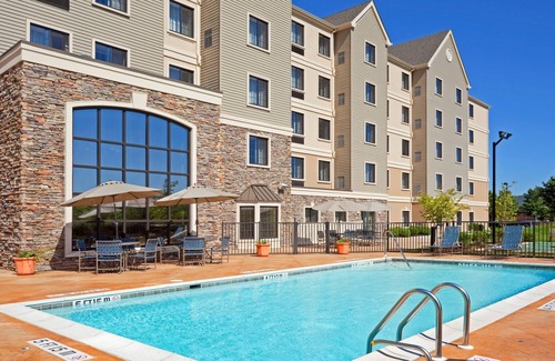 Concordville Condominio | Free Breakfast. Seasonal Outdoor Pool. Gym. Great for Business Travelers!
