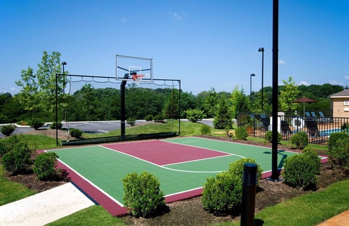 Concordville Condominio | Free Breakfast. Seasonal Outdoor Pool. Gym. Great for Business Travelers!