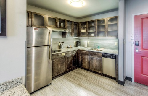 Clintonville Apartamento | ¡Suite accesible a solo 1 milla de OSU! El | Centro de negocios las 24 horas + gimnasio