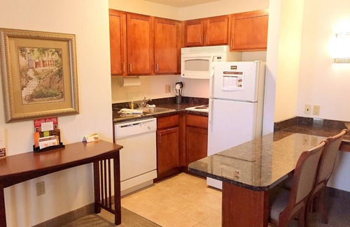 Novi Condominio | Suite Equipada | Desayuno complementario, centro de negocios + acceso al gimnasio