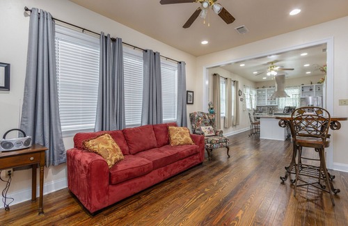 Beauregard Town Historic District Casa | FREE COFFEE, SOFT DRINK, SNACKS AND TOILETRIES! PRIVATE TOILET IN EACH BEDROOM!