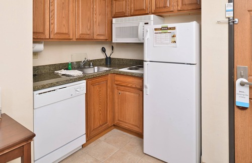 Northeast Heights Apartamento | Free Daily Breakfast, Pool + Hot Tub Access