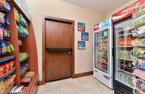 Northeast Heights Apartamento | Free Daily Breakfast, Pool + Hot Tub Access