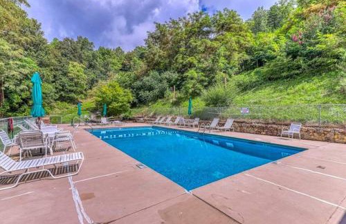 Sevierville Casa | FREE Dollywood ticket & more, second level condo w king bed loft