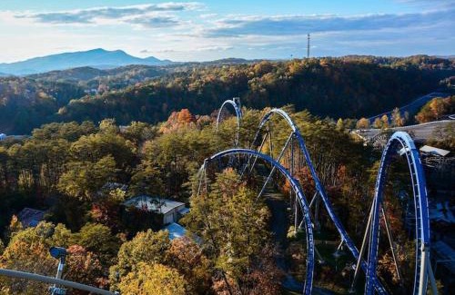 Sevierville Casa | FREE Dollywood ticket & more, second level condo w king bed loft