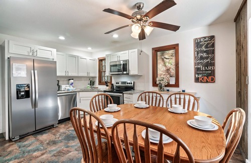 Pittman Center Cabina | Free Dollywood Tix/Views/Dog Friendly/PoolTable